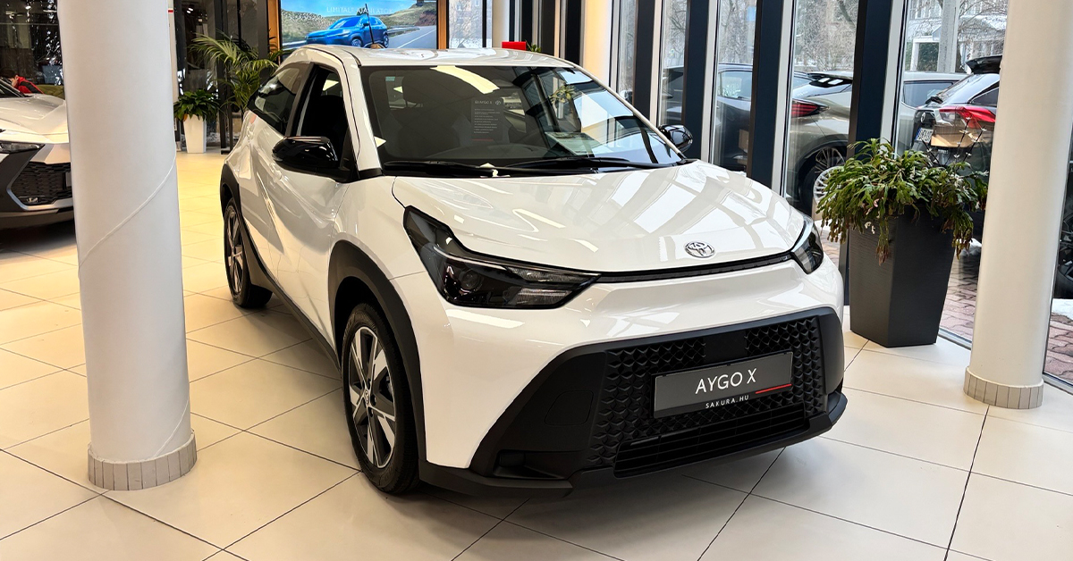 feher-toyota-aygo-x-szembol