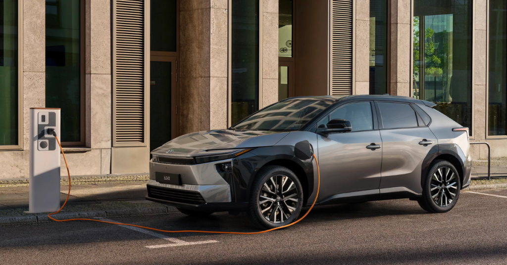 szurke-uj-toyota-bz4x-toltes-kozben