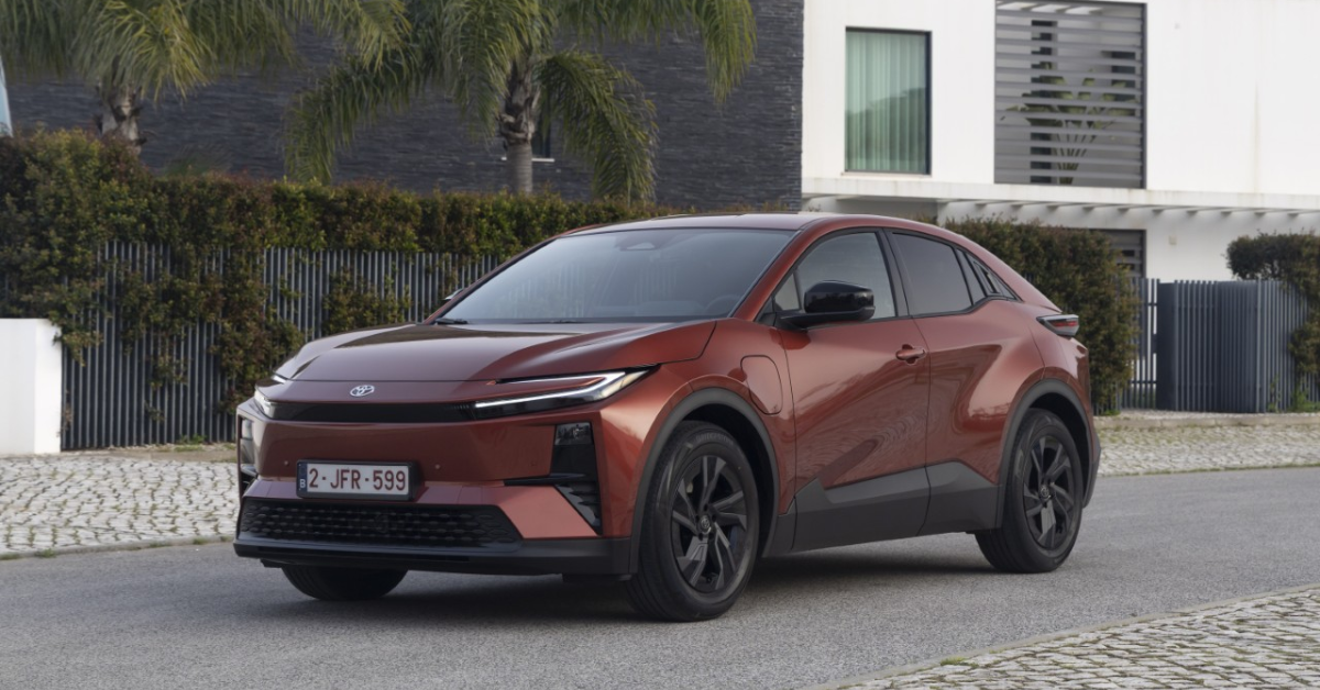 voros-toyota-c-hr-plusz-szembol